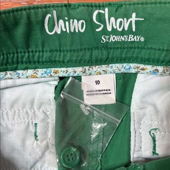 St. John’s Bay Green Chino Shorts with Belt - Picture 3 of 4